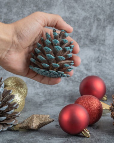 Ornamente handmade pentru bradul artificial, idei care chiar prind viață în casă